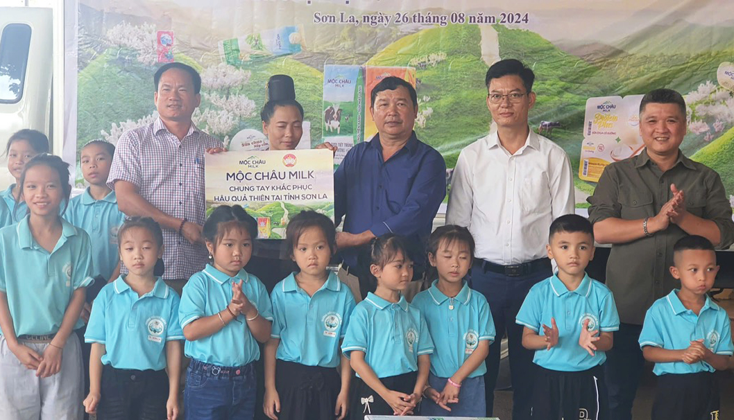 Công ty CP Giống bò sữa Mộc Châu tặng quà học sinh vùng lũ Sơn La