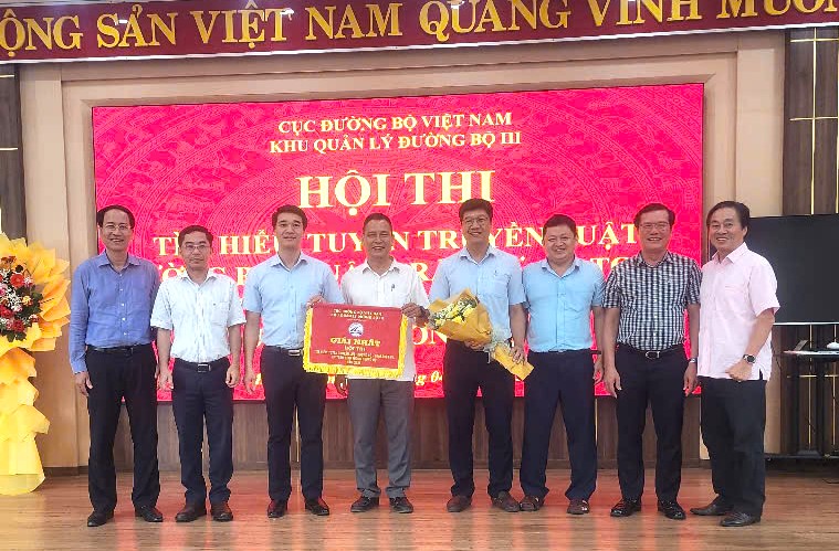 Khu Quản lý đường bộ III trao giải cuộc thi tìm hiểu Luật 28BET đăng ký 