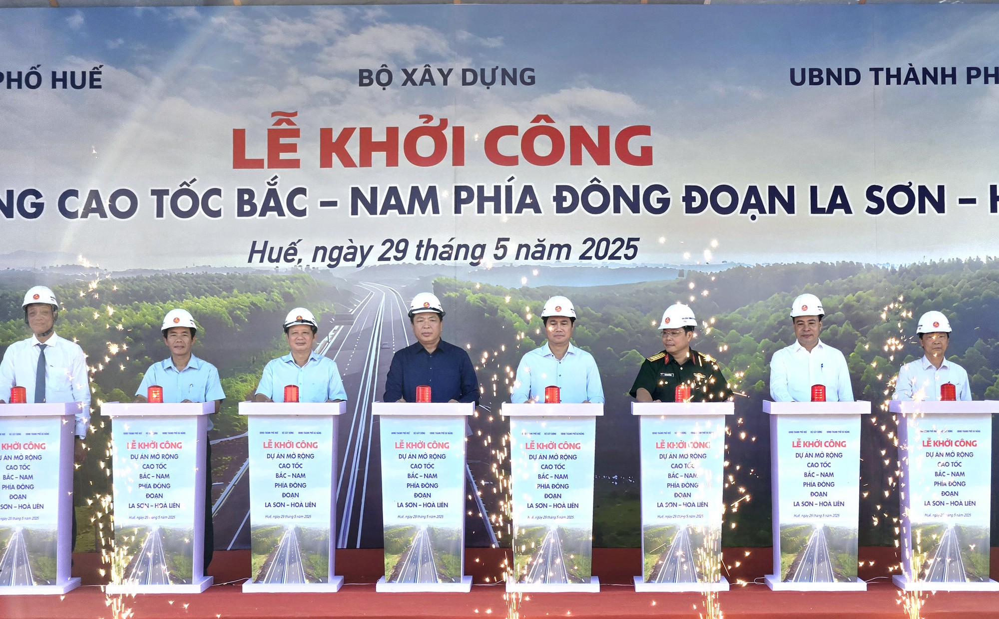  Khởi công dự án mở rộng cao tốc La Sơn - Hòa Liên