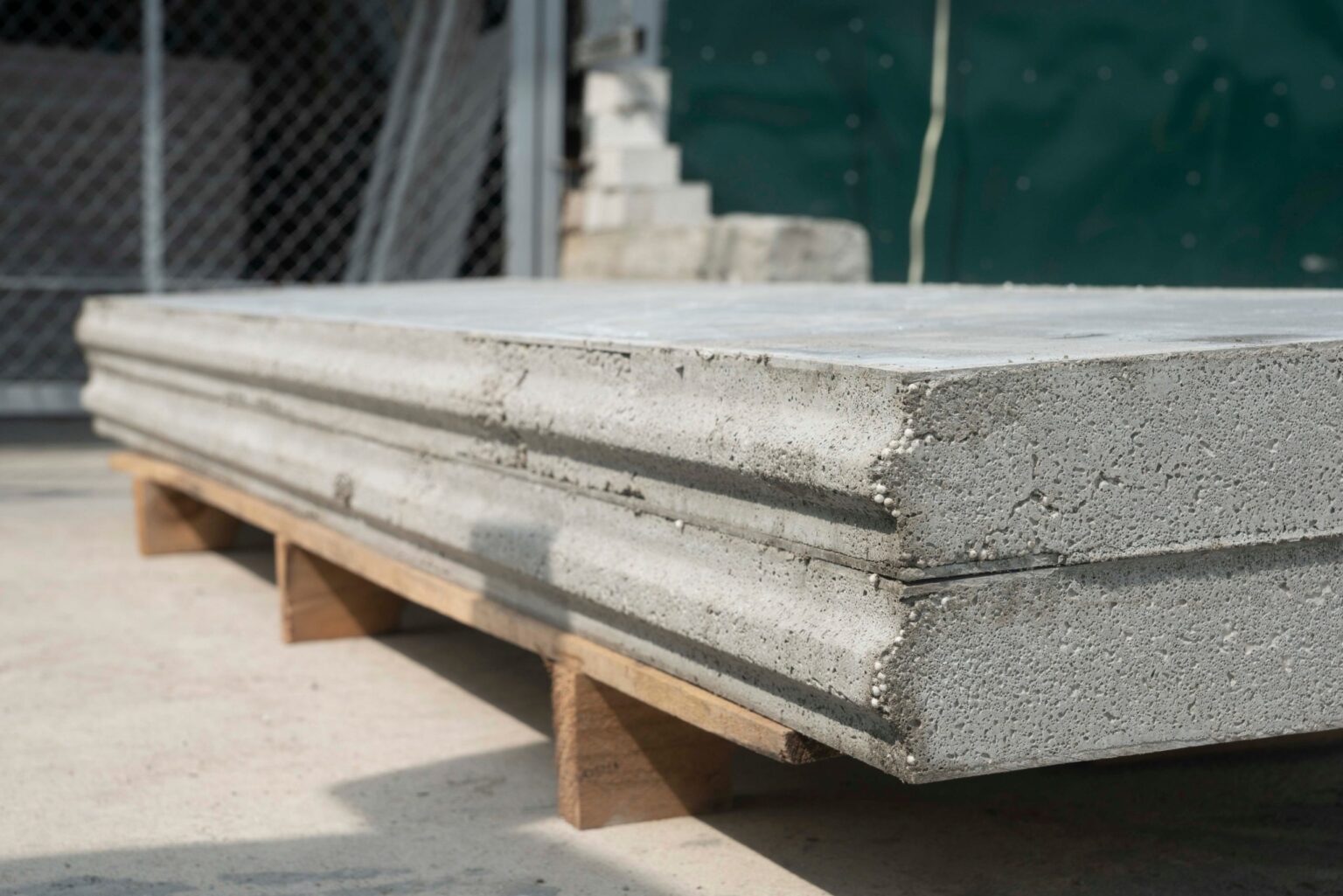 Cơ chế và đặc trưng lực bám dính giữa cốt thép và bê tông nhẹ cốt liệu tái chế dưới ảnh hưởng của cường độ chịu nén