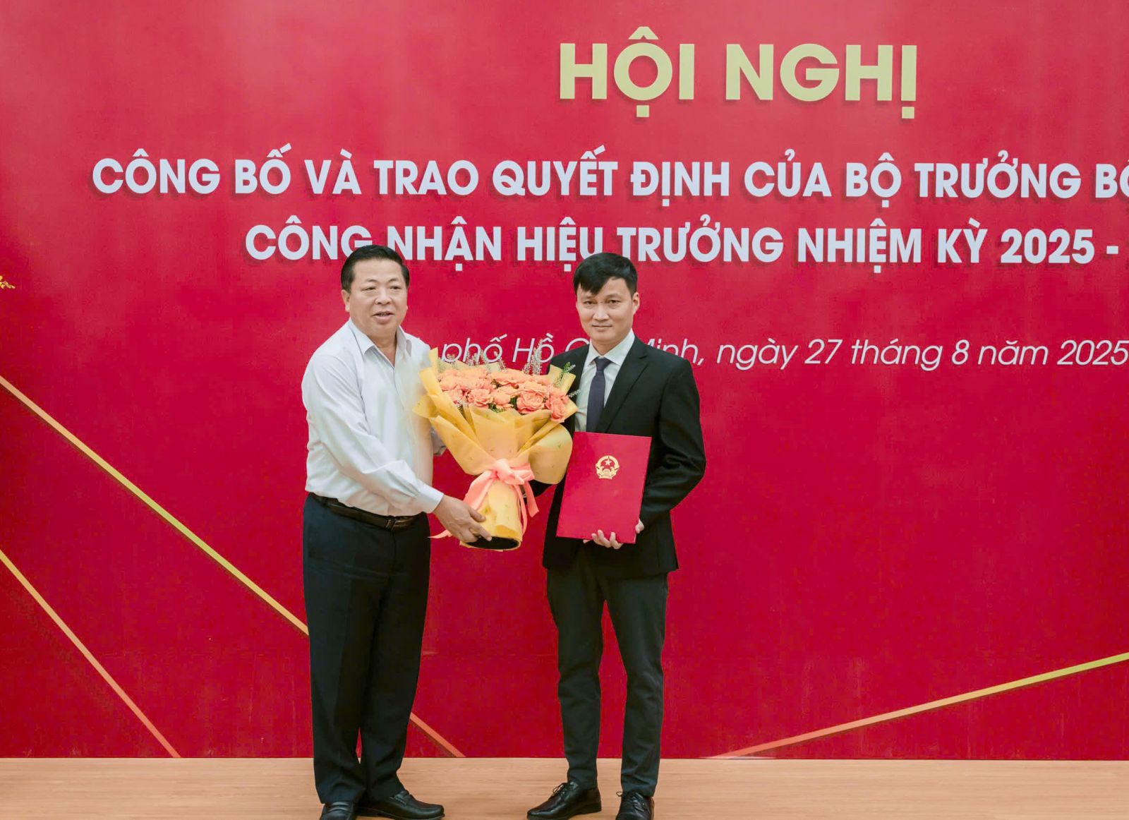 Bộ trưởng Trần Hồng Minh trao quyết định bổ nhiệm Hiệu trưởng Trường Đại học Kiến trúc TP.HCM