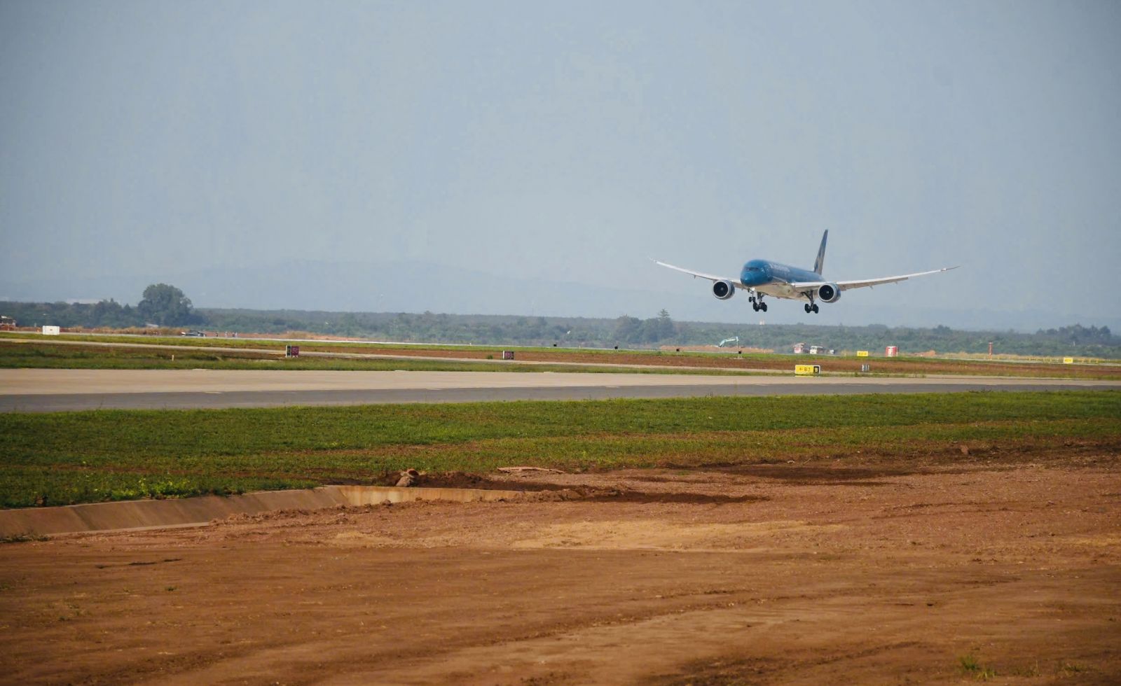 Máy bay Boeing 787 đầu tiên hạ cánh xuống sân bay Long Thành