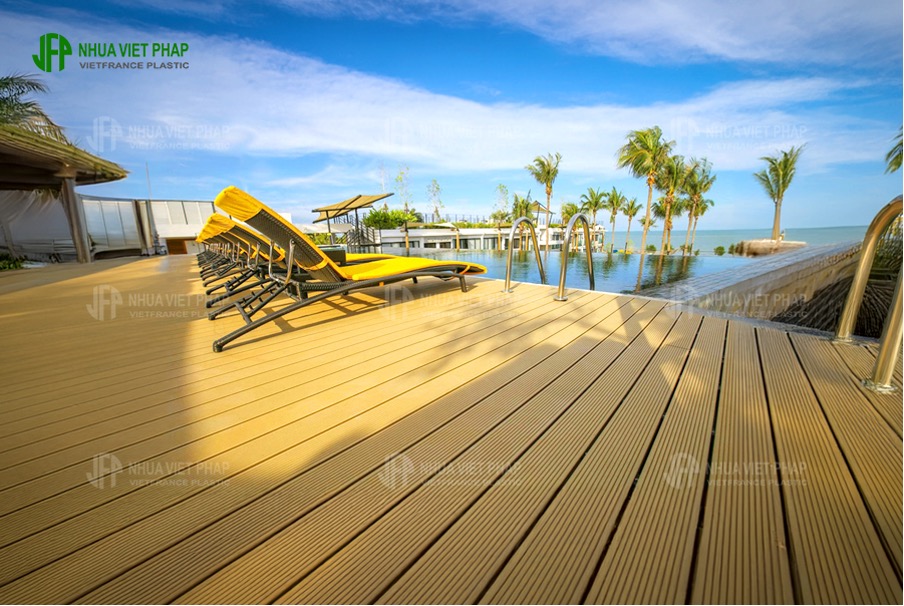 Thời tiết mưa nắng, bí quyết nào để lát sàn ngoài trời bền đẹp?