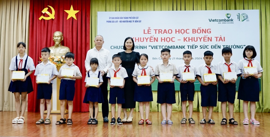Vietcombank Bắc Bình Dương tổ chức lễ trao học bổng tiếp sức đến trường