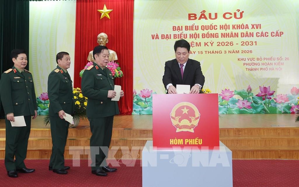 Chủ tịch nước Lương Cường bỏ phiếu tại khu vực bỏ phiếu số 26, phường Hoàn Kiếm, Hà Nội