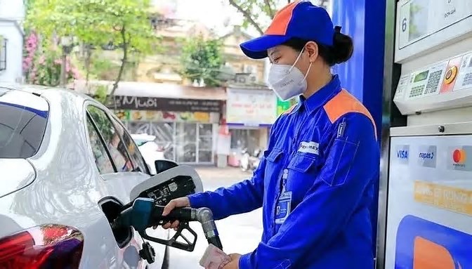 Giá xăng dầu tiếp tục tăng từ 200 - 290 đồng/lít