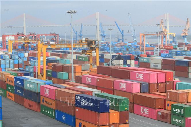 Hàng Việt trước yêu cầu mới: Không minh bạch, khó đi xa