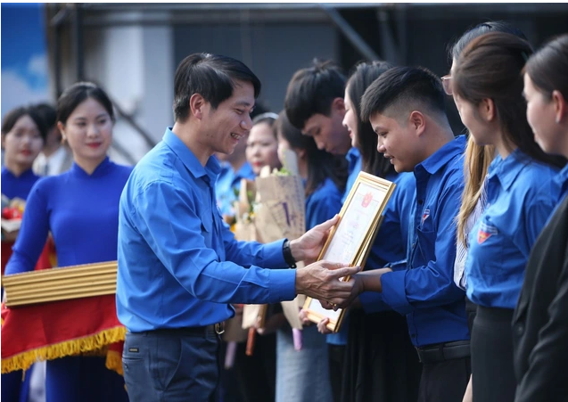 Lần đầu tiên tổ chức Hội nghị toàn quốc biểu dương đảng viên tiêu biểu là công nhân