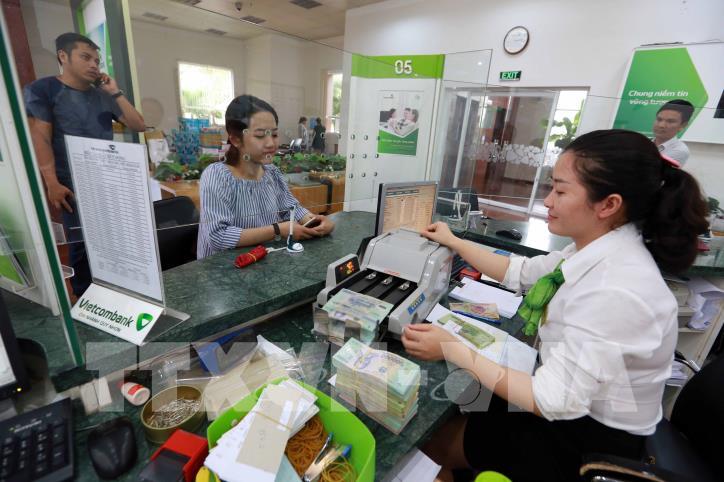 Lãi suất hạ nhiệt, ngân hàng vẫn tung sản phẩm mới hút dòng tiền