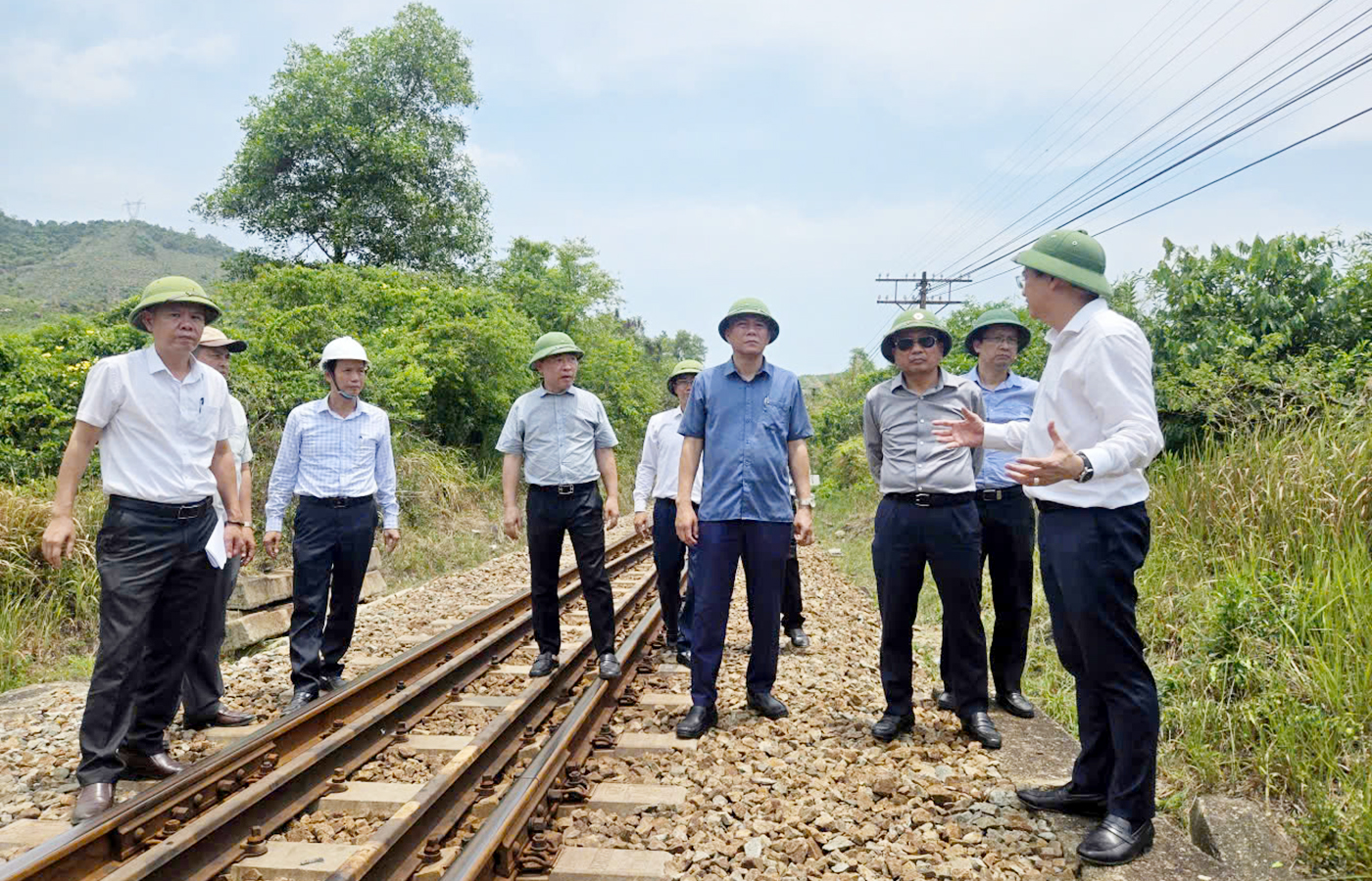 Thứ trưởng Nguyễn Danh Huy kiểm tra hiện trường các điểm nghẽn vận tải đường sắt khu vực đèo Hải Vân