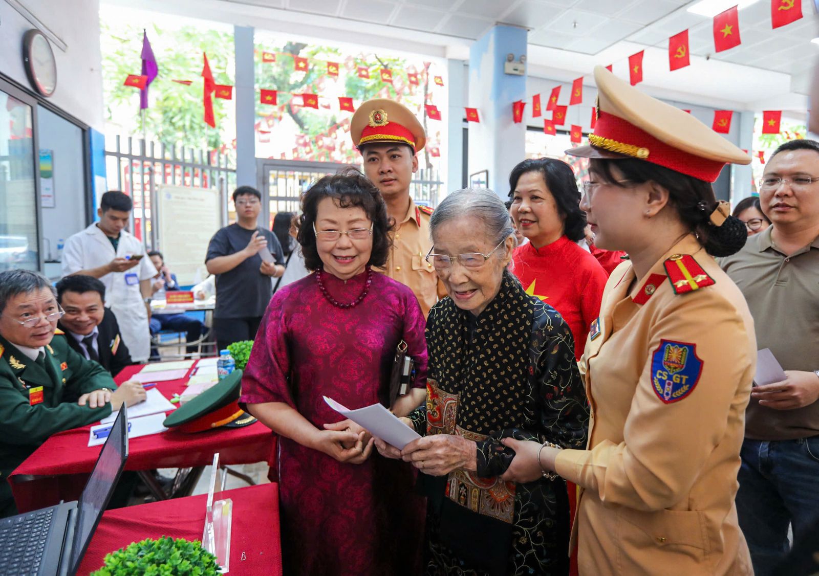 Cử tri 101 tuổi trực tiếp đi bỏ phiếu với sự hỗ trợ của Cảnh sát 28 Bet 22vip cá cược thể thao, casino, lô đề, bắn cá