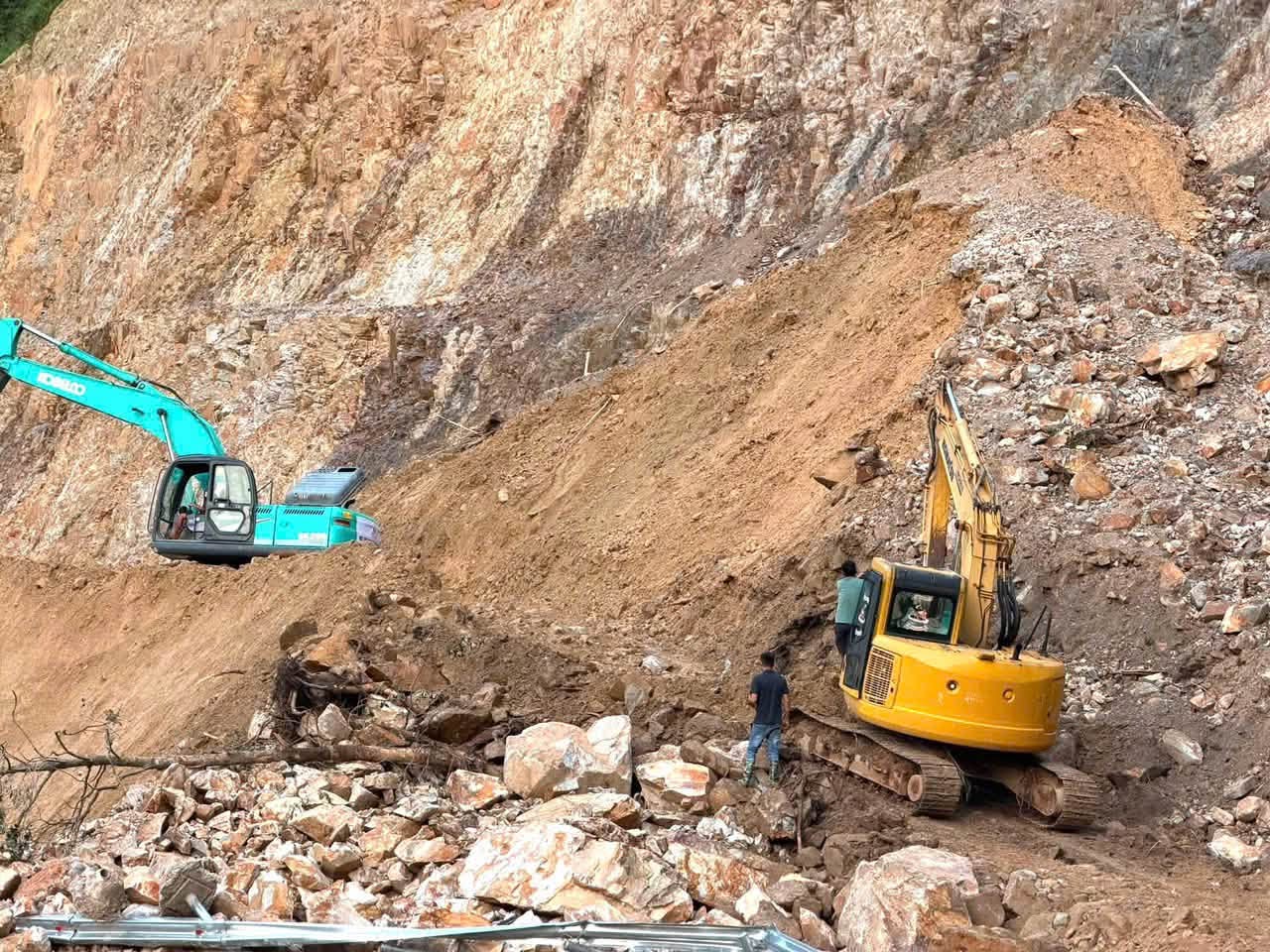 Khẩn trương thông xe QL32, QL279 trước ngày 25/7