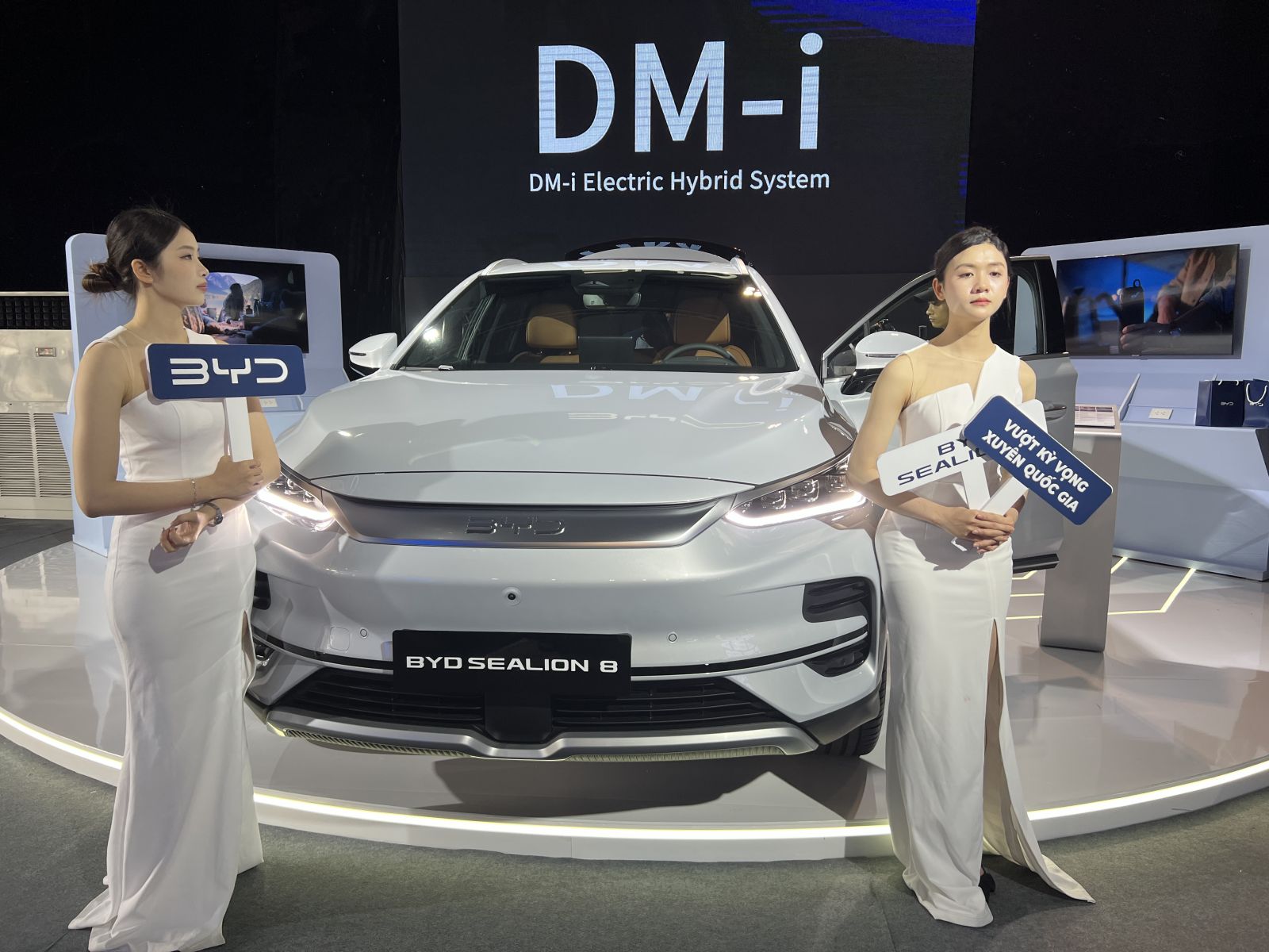 Cận cảnh BYD Sealion 8 chốt giá tại Việt Nam