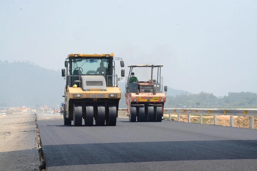 Hàng loạt các công trường thi công cả ngày lẫn đêm trong dịp Tết
