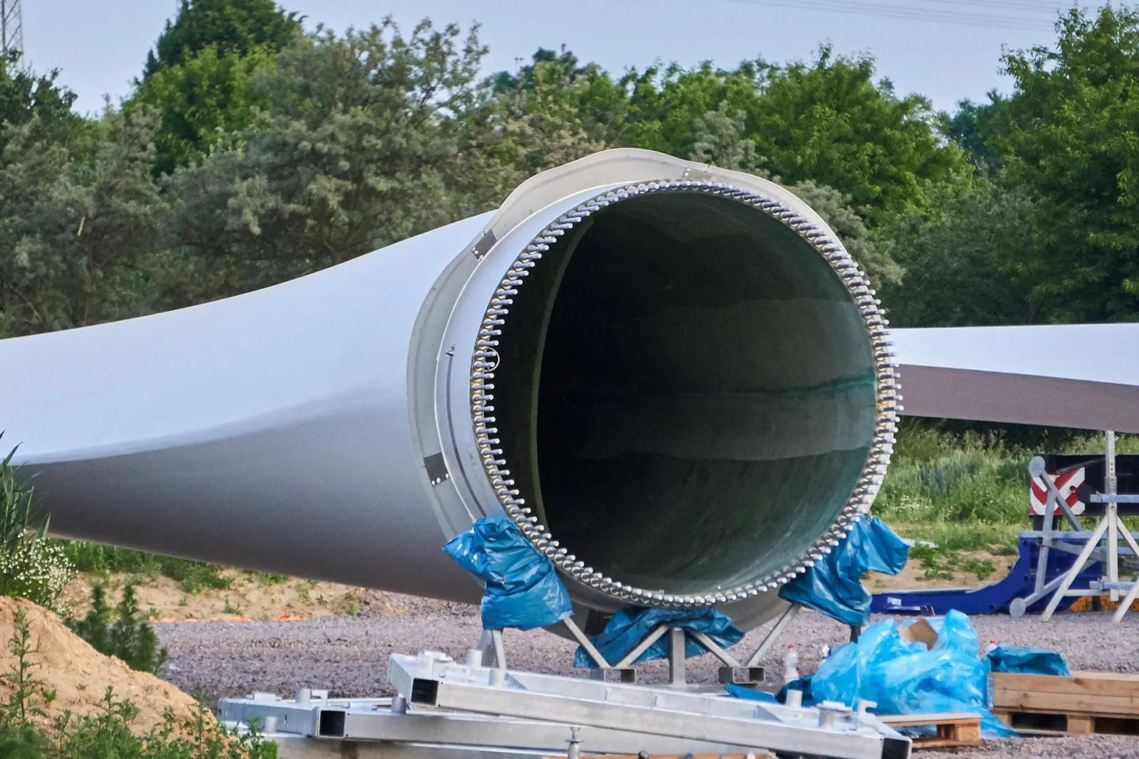 Giải pháp tái chế cánh turbine gió cũ thành nhựa siêu bền