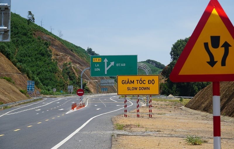 Hơn 3.000 tỷ đồng đầu tư cao tốc La Sơn - Hòa Liên 4 làn xe hoàn chỉnh