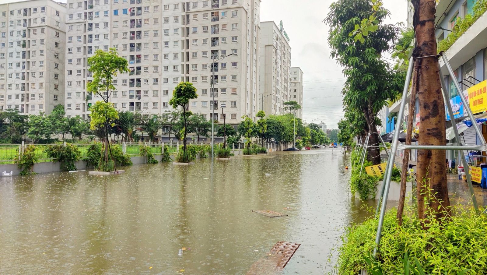 Nhiều khu vực ở Hà Nội ngập sâu sau mưa lớn