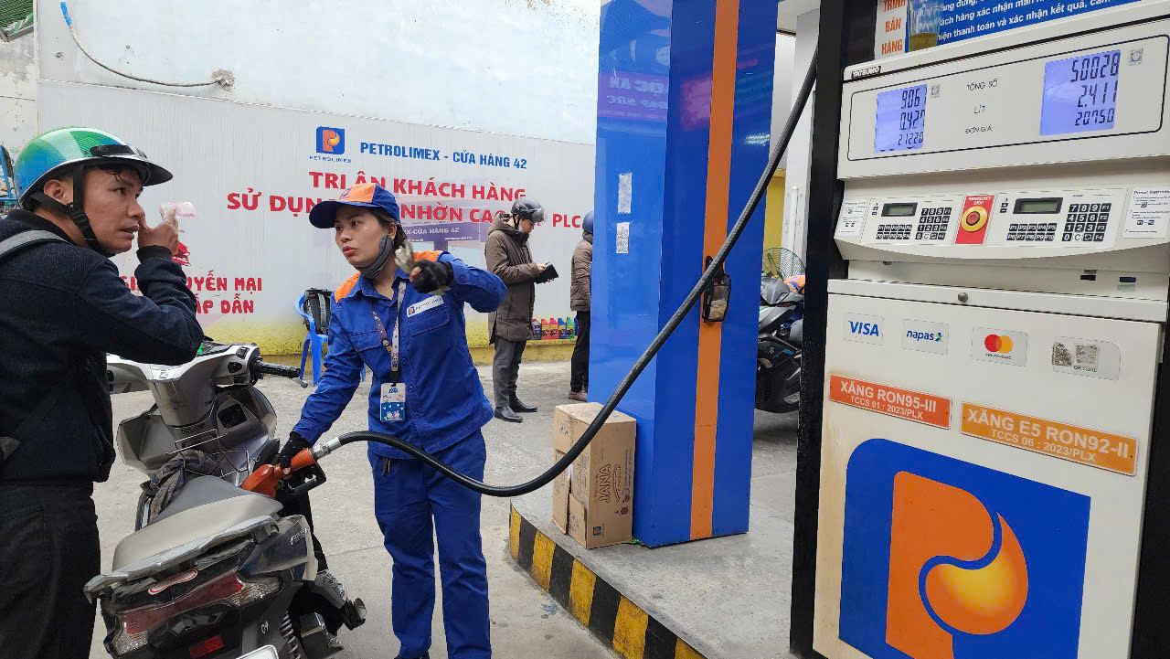 Giá xăng quay đầu giảm trong khi giá dầu tiếp tục tăng