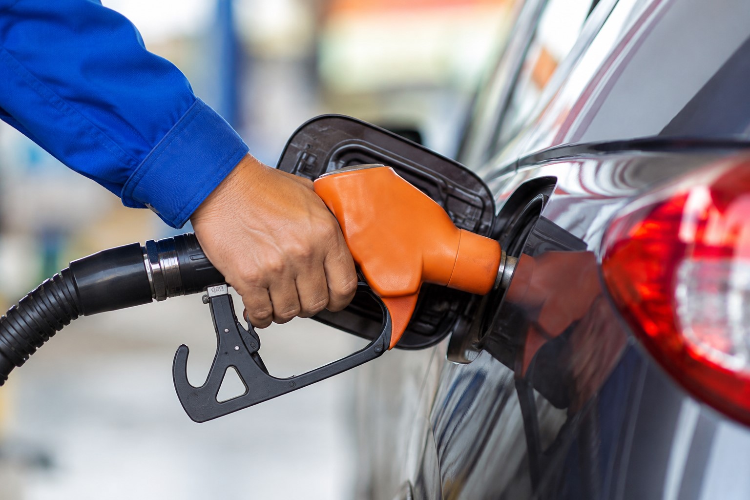 Giá xăng giảm hơn 1.200 đồng, dầu diesel giảm hơn 2.300 đồng/lít