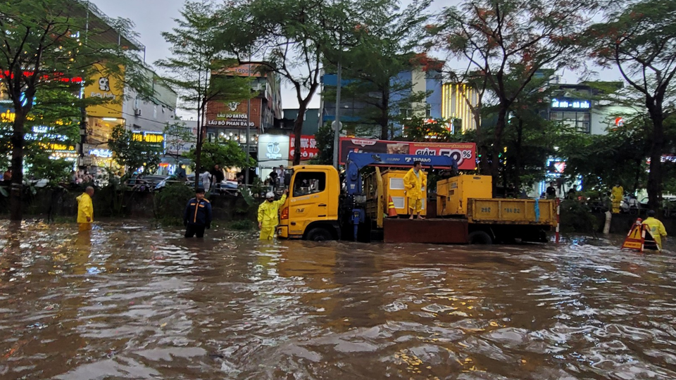 Bao giờ Hà Nội hết lo ngập úng sau mưa lớn?