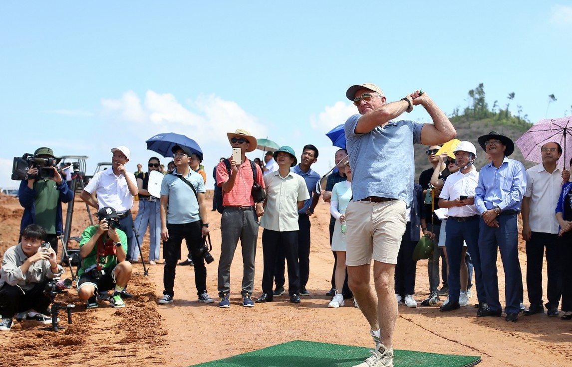 Cú swing đầu tiên của huyền thoại Greg Norman tại sân golf Văn Lang Empire