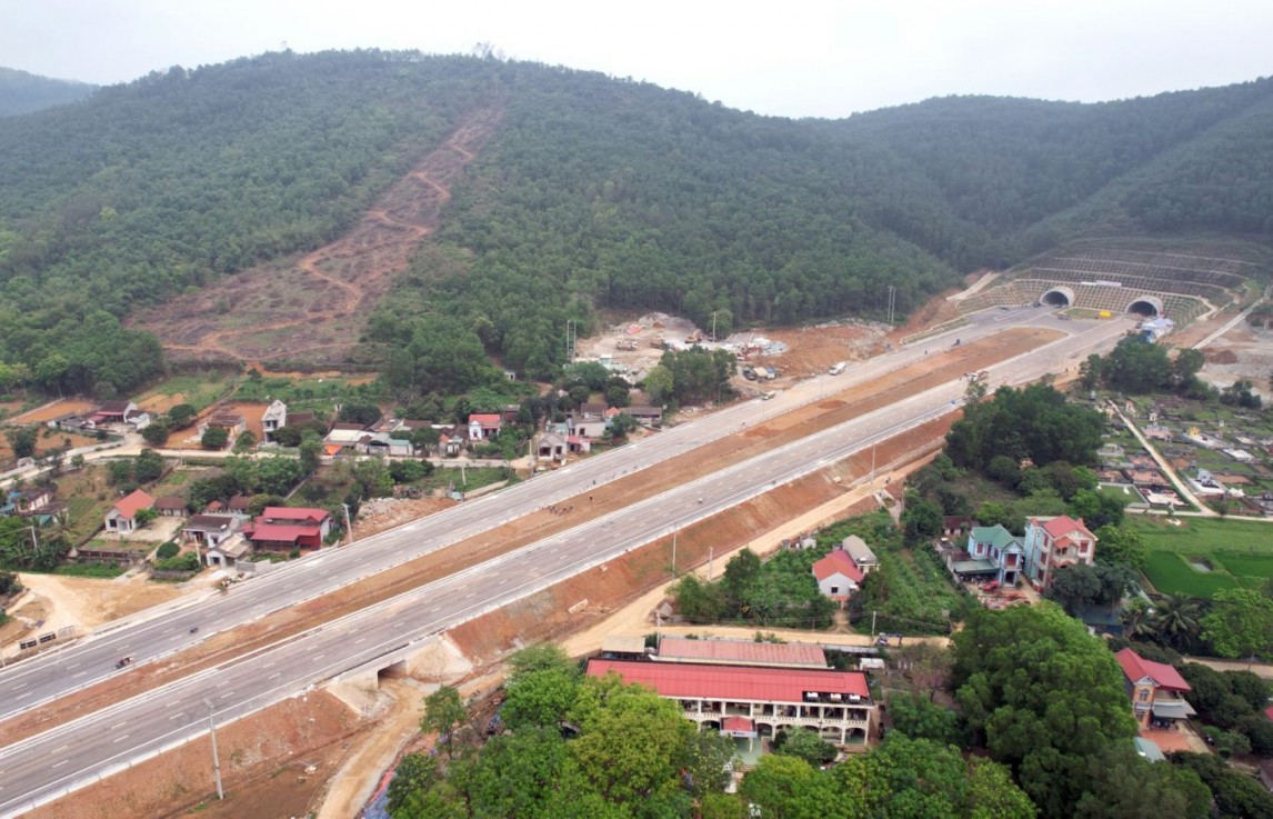 Bài học cao tốc với tinh thần 'vượt nắng, thắng mưa'