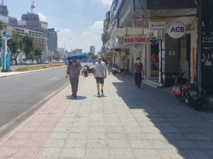 Tranh luận về cái… mái che vỉa hè!